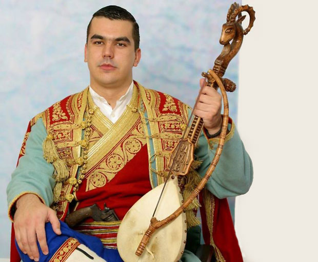 С гуслама прескочио океан